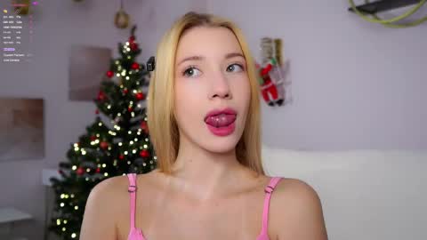 Snapshot of sunnmoonn chatting on 01.11.26 Lily online show from 01.11.26