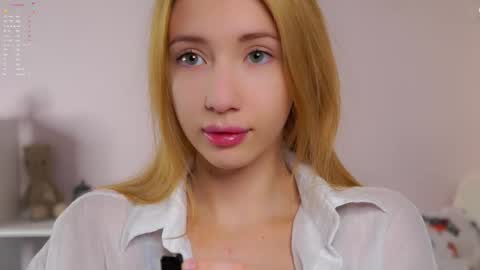 Snapshot of sunnmoonn chatting on 01.18.26 Lily online show from 01.18.26