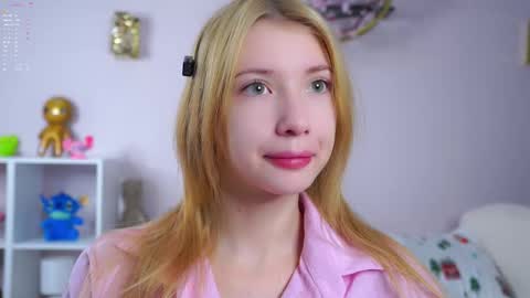 Snapshot of sunnmoonn chatting on 01.19.26 Lily online show from 01.19.26