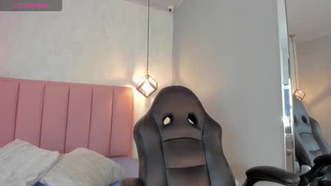 Snapshot of sunnycyrus chatting on 10.21.25 S U N N Y online show from 10.21.25