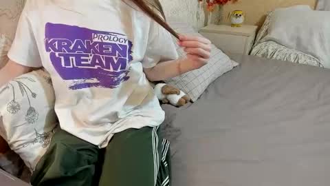 Snapshot of sunnyjoys chatting on 11.12.25 Alina Streams Mon to Fri online show from 11.12.25