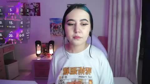 Snapshot of sunset_pienk chatting on 06.17.26 Sunset online show from 06.17.26