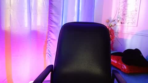 Snapshot of susana_hank chatting on 02.22.25 susana online show from 02.22.25