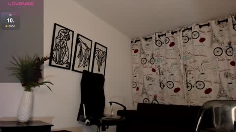 Snapshot of susyamis chatting on 12.21.24 Susy online show from 12.21.24