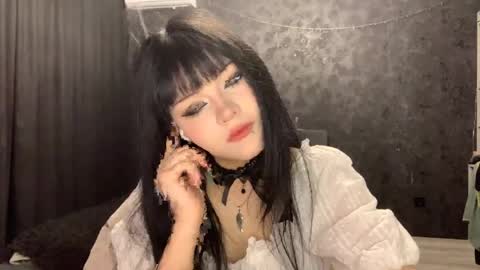 Snapshot of suziebanach chatting on 04.21.26 EmilySuonn online show from 04.21.26