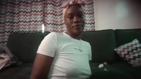 Snapshot of suzita510158 chatting on 11.04.25 Wildpeachy online show from 11.04.25