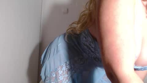 Snapshot of sweat_mia chatting on 10.17.25 sweat_mia online show from 10.17.25