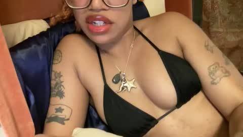 Snapshot of sweeetg1rl chatting on 03.26.26 june online show from 03.26.26