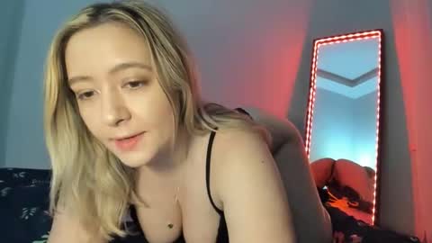 Snapshot of sweet4you1992 chatting on 10.11.25 Anne Marie online show from 10.11.25