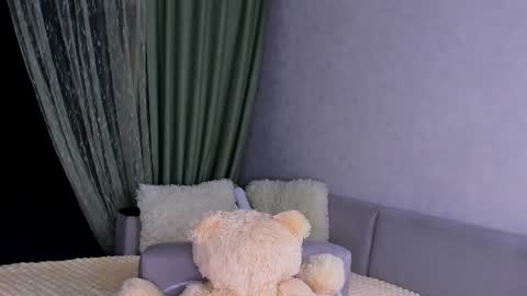 Snapshot of sweet_barbe chatting on 06.18.26 Alice online show from 06.18.26