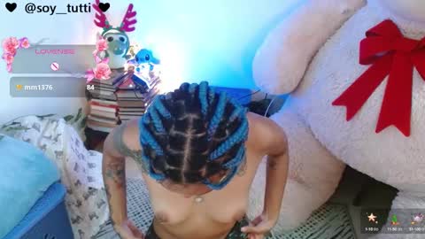 Snapshot of sweet_bluee chatting on 12.10.24 Tutti online show from 12.10.24