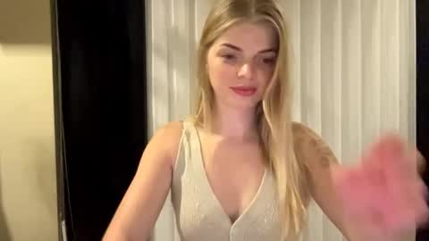 Snapshot of sweet_sinn_ chatting on 09.25.25 Mira online show from 09.25.25
