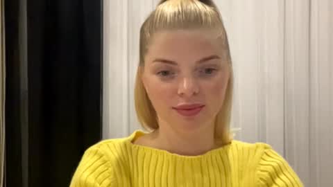 Snapshot of sweet_sinn_ chatting on 10.03.25 Mira online show from 10.03.25
