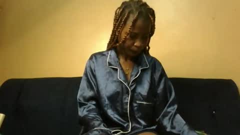 Snapshot of sweet_zella chatting on 05.17.26 zellate online show from 05.17.26