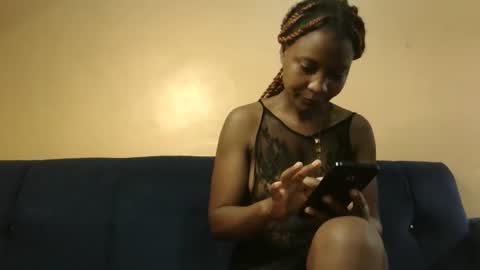 Snapshot of sweet_zella chatting on 05.17.26 zellate online show from 05.17.26