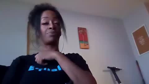 Snapshot of sweetaztea chatting on 02.05.25 sweetaztee online show from 02.05.25