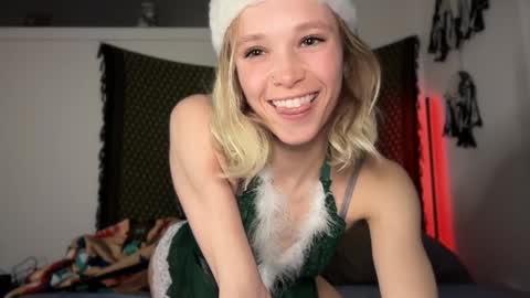 Snapshot of sweetgracee chatting on 12.20.24 sweetgracee online show from 12.20.24