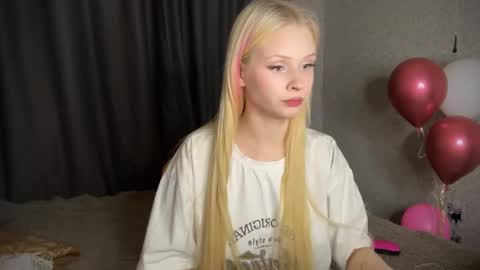 Snapshot of sweetielis chatting on 12.15.24 sweetie Lisa3 online show from 12.15.24