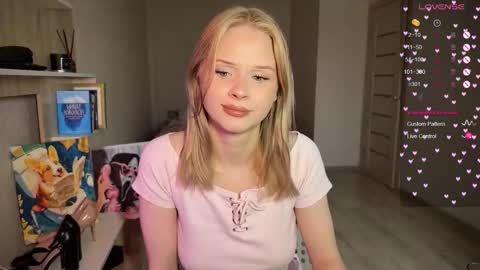Snapshot of sweetielis chatting on 10.22.25 sweetie Lisa3 online show from 10.22.25