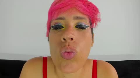 Snapshot of sweetlesbianseduction chatting on 05.31.26 Azulandvioleta online show from 05.31.26