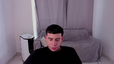 Snapshot of sweetlian_04 chatting on 02.15.25 Lian online show from 02.15.25