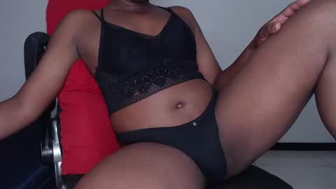 Snapshot of sweetlight chatting on 11.18.25 mayra online show from 11.18.25