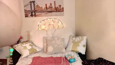 Snapshot of sweetmalory chatting on 12.15.25 sweetmalory online show from 12.15.25