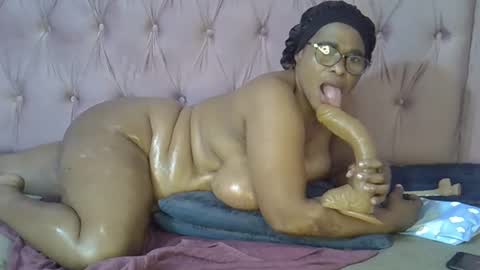 Snapshot of sweetmellowx1 chatting on 02.18.25 sweetmellowx1 online show from 02.18.25