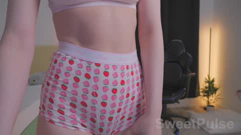 Snapshot of sweetpulse_ chatting on 10.17.25 Rose online show from 10.17.25