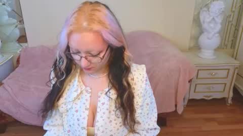 Snapshot of sweety_candys chatting on 09.19.25 Hot Candy online show from 09.19.25