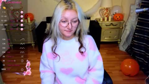 Snapshot of sweety_candys chatting on 10.21.25 Hot Candy online show from 10.21.25