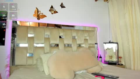  independent model  online show from 09.17.25