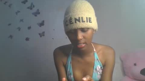 Snapshot of sweetypussy01 chatting on 10.29.25 sweetypussy01 online show from 10.29.25