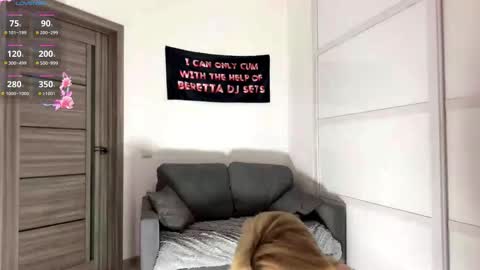 Snapshot of sydneyhackathorn chatting on 02.26.26 Mona online show from 02.26.26