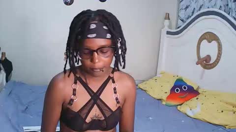 Snapshot of t_okyo chatting on 11.12.25 TOKYO online show from 11.12.25