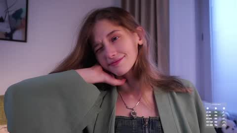 Snapshot of taitehambelton chatting on 11.08.25 Mia online show from 11.08.25