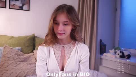 Snapshot of taitehambelton chatting on 11.28.25 Mia online show from 11.28.25