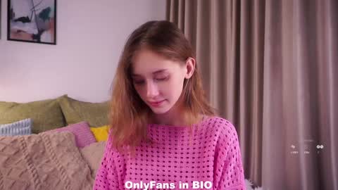 Snapshot of taitehambelton chatting on 11.29.25 Mia online show from 11.29.25