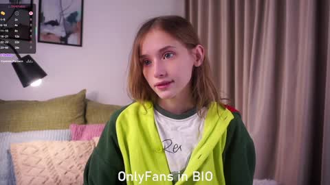 Snapshot of taitehambelton chatting on 12.03.25 Mia online show from 12.03.25