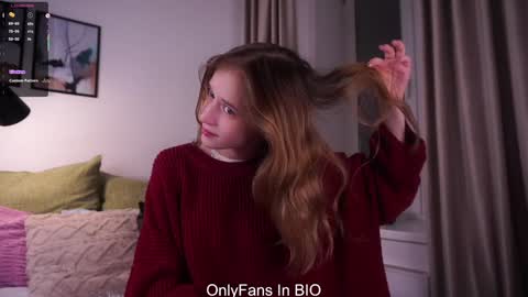 Snapshot of taitehambelton chatting on 12.05.25 Mia online show from 12.05.25