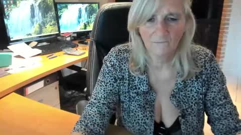 Snapshot of tammy4camfun chatting on 12.17.24 Tammy online show from 12.17.24