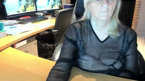 Snapshot of tammy4camfun chatting on 12.18.24 Tammy online show from 12.18.24