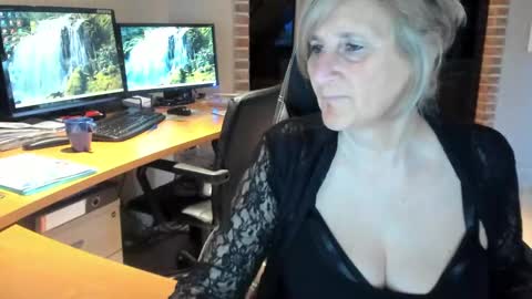Snapshot of tammy4camfun chatting on 12.31.24 Tammy online show from 12.31.24