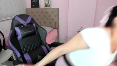 Snapshot of tania_duque chatting on 12.22.25 Tania online show from 12.22.25