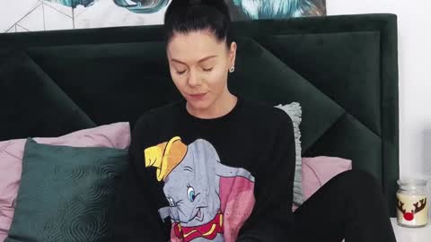 Snapshot of taniyagrey chatting on 12.18.24 tanyaGrey online show from 12.18.24