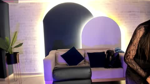 Snapshot of taralawrence chatting on 11.25.25 Tara Lawrence online show from 11.25.25