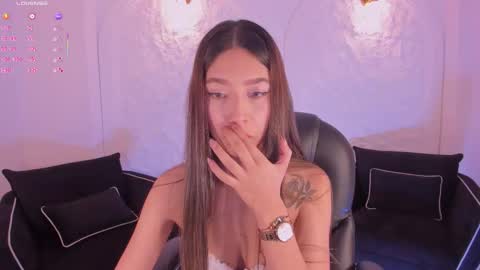 Snapshot of taralawrence chatting on 11.27.25 Tara Lawrence online show from 11.27.25