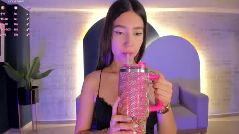 Snapshot of taralawrence chatting on 11.29.25 Tara Lawrence online show from 11.29.25