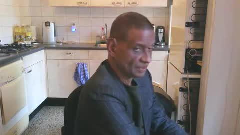 Snapshot of tarpat_20 chatting on 11.20.25 Genaro Thode online show from 11.20.25