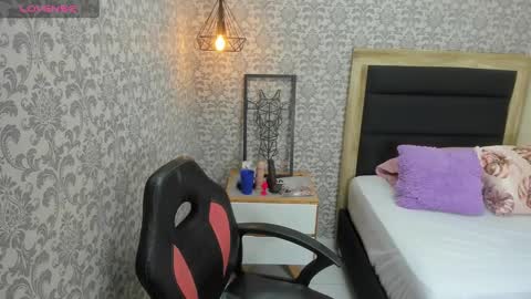 Snapshot of tatigold2 chatting on 01.11.25 T A T I online show from 01.11.25